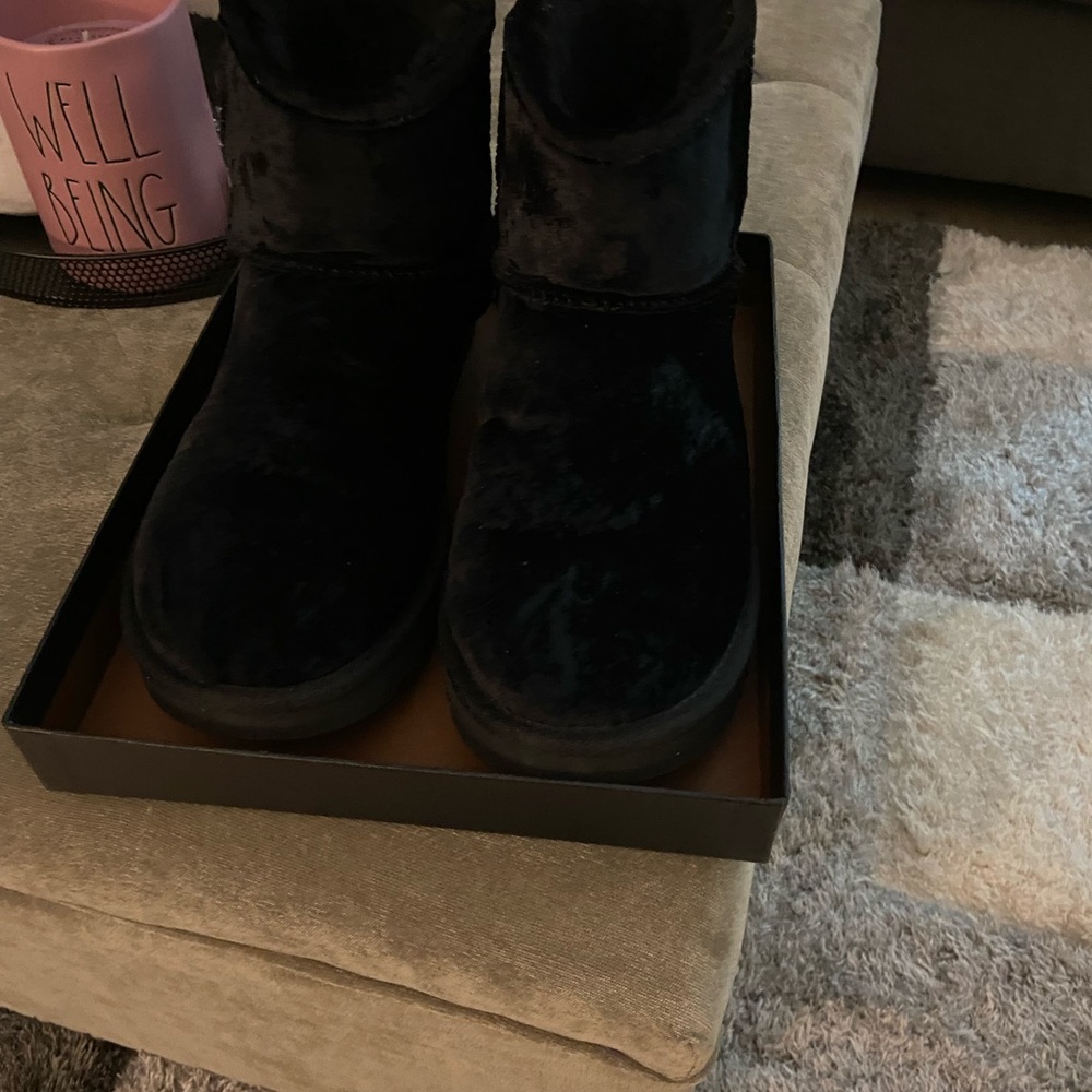 Black velvet ugg size 9 women ankle boot used in good/great condition.